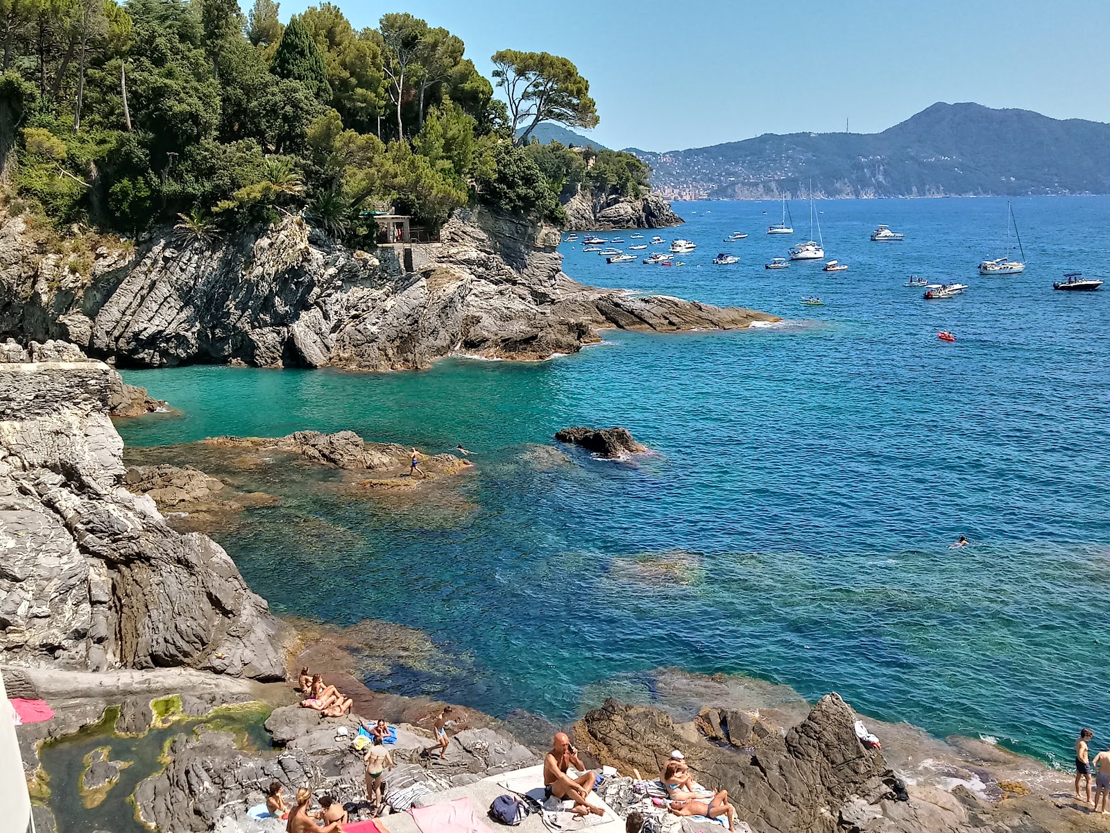 Valokuva Spiaggia Scogliera di Pontettoista. pinnalla kivet:n kanssa