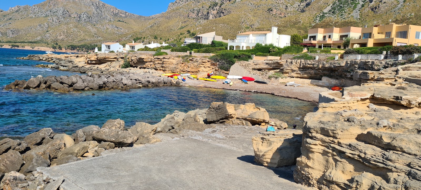 Foto von Cala Fonda mit beiger sand & steine Oberfläche