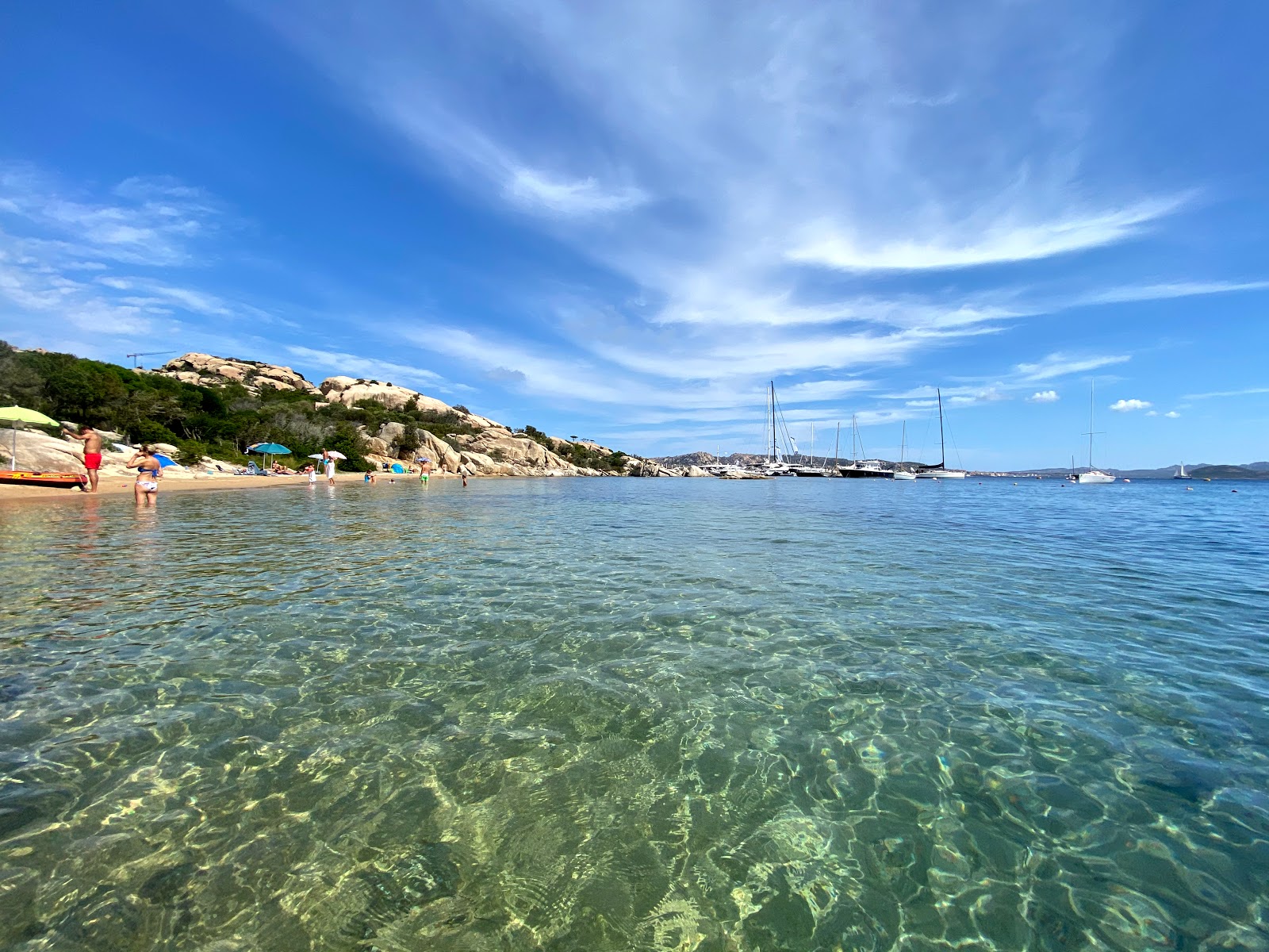 Foto de Spiaggia di Cala Inglese com água cristalina superfície