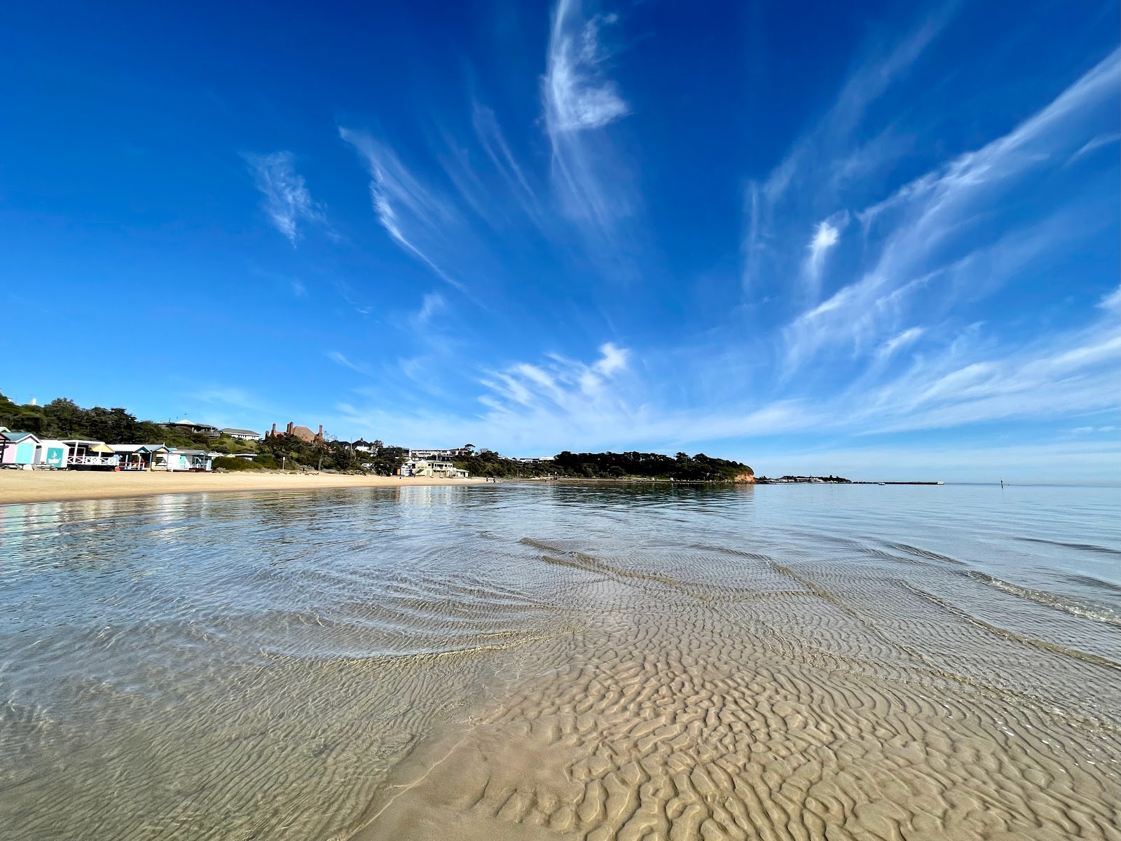 Photo de Mills Beach entouré de montagnes