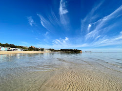 Photo de Mills Beach entouré de montagnes