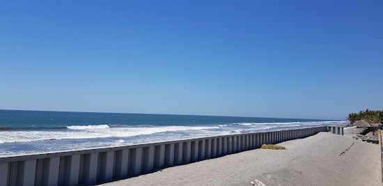 Surfing Pimental beach