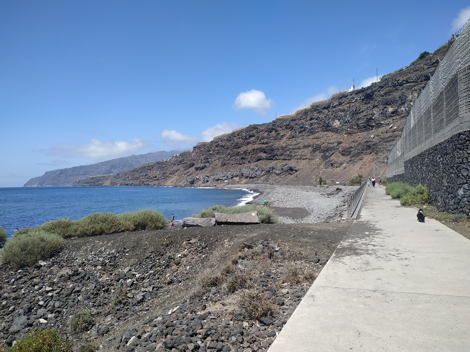 Foto di Playa Los Guirres circondato da montagne