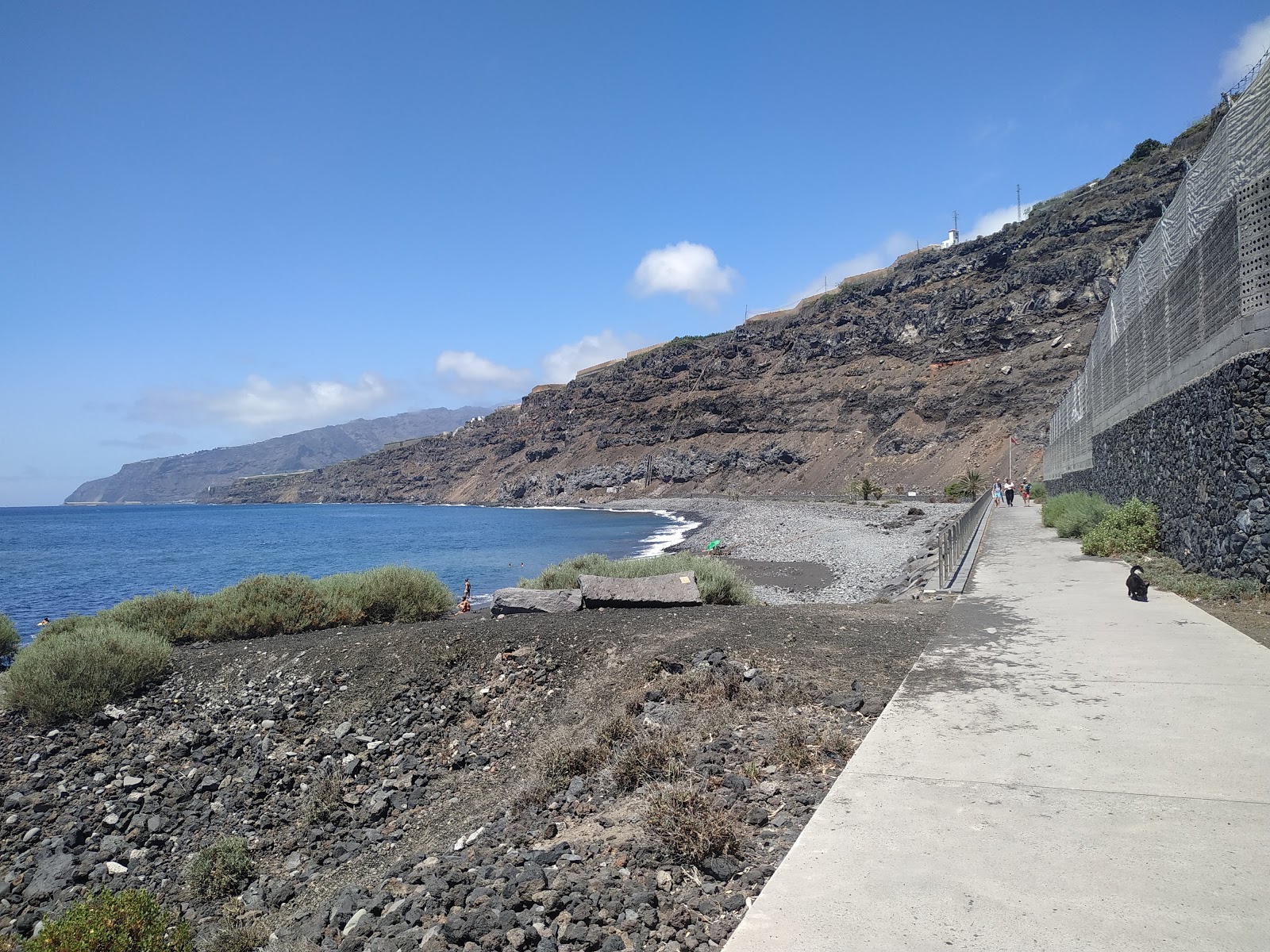 Foto van Playa Los Guirres gelegen in een natuurlijk gebied