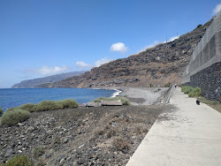 Foto di Playa Los Guirres circondato da montagne