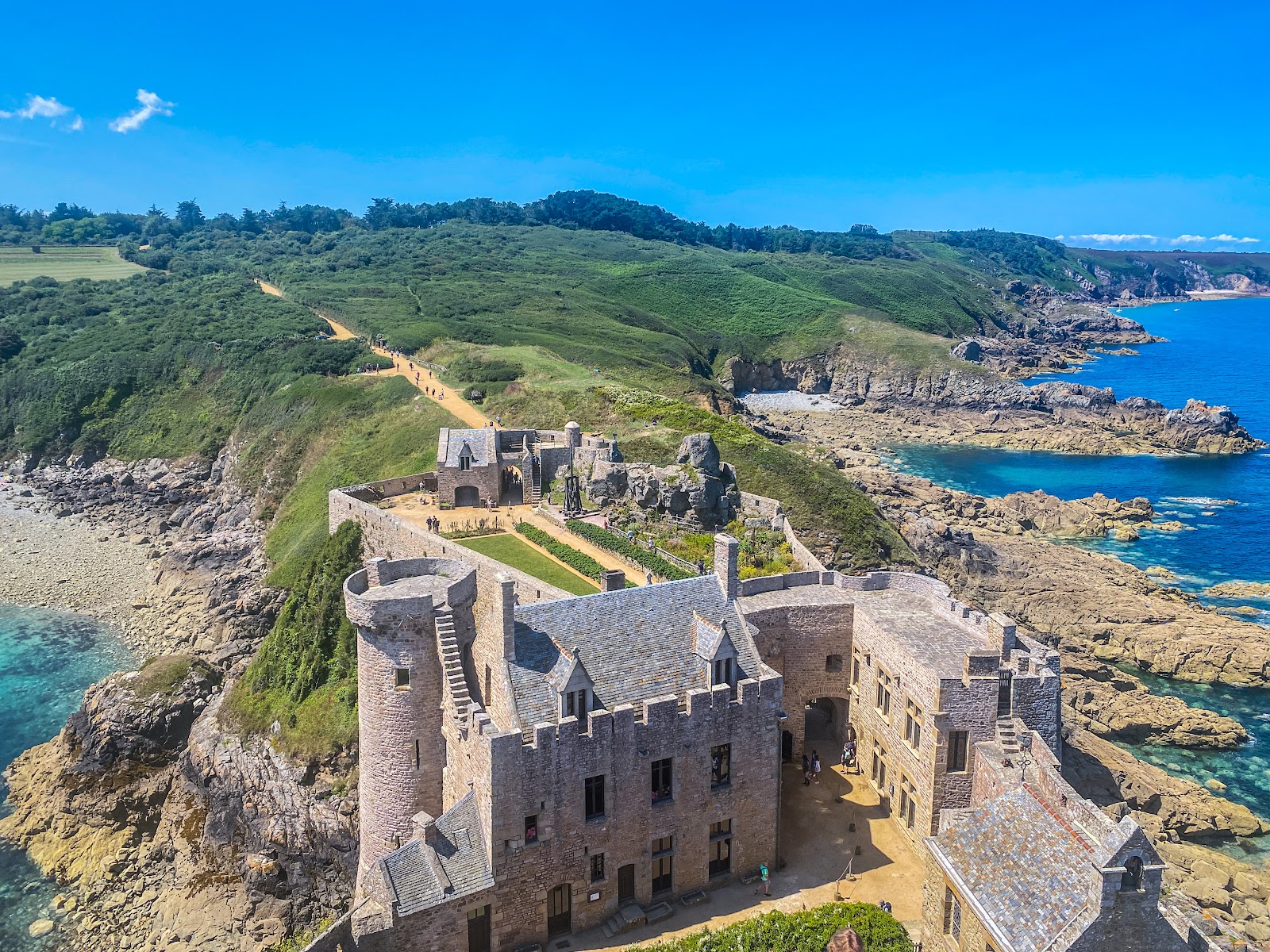 Plage Fort la Latte'in fotoğrafı dağlarla çevrili