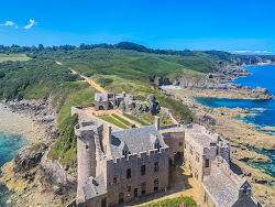 Plage Fort la Latte'in fotoğrafı dağlarla çevrili