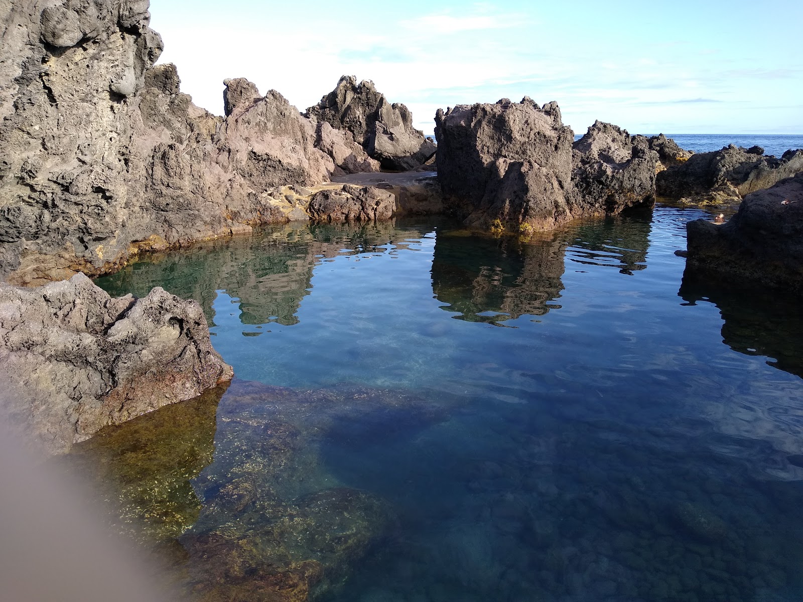 Photo de Piscinas naturais de Castelo Branco entouré de montagnes