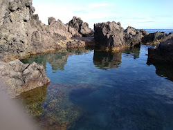 Foto von Piscinas naturais de Castelo Branco umgeben von Bergen