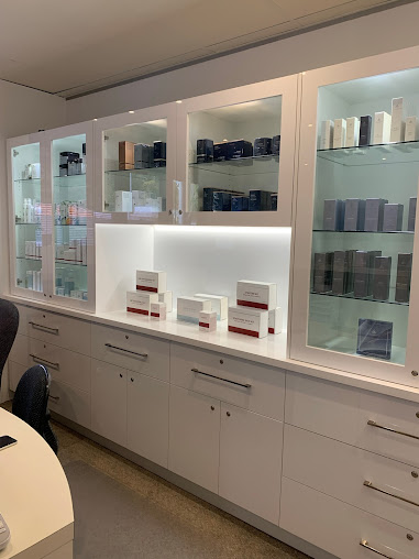 مستحضرات التجميل الطبيعية - Beauty Essentials - Natural Looks Cosmetic Medicine -Beauty Essentials