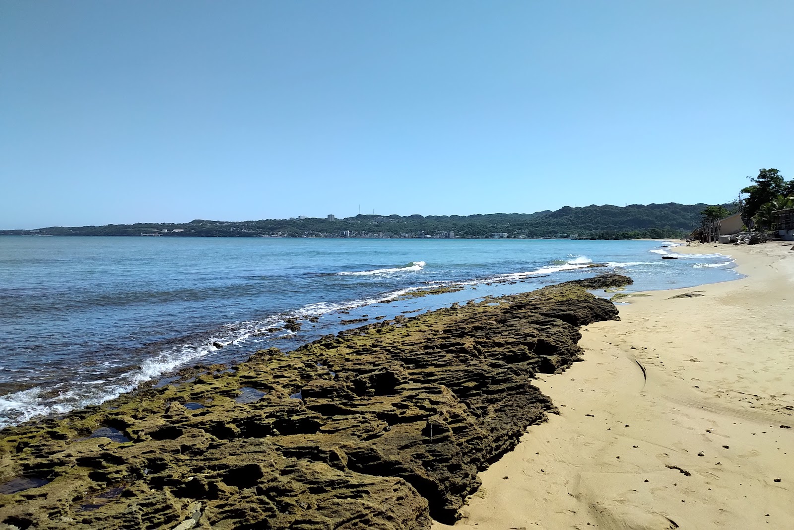 Φωτογραφία του Espinar beach East με φωτεινή άμμος επιφάνεια