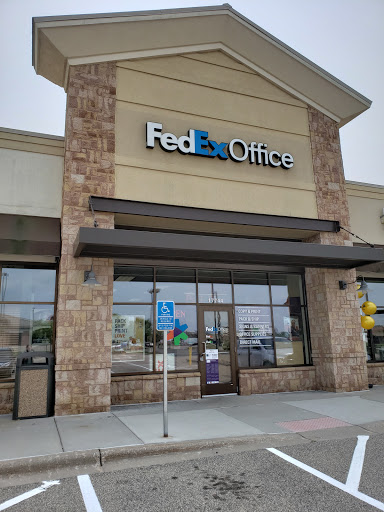 FedEx Office Print & Ship Center, 17744 Kenwood Trail, Lakeville, MN 55044, USA, 