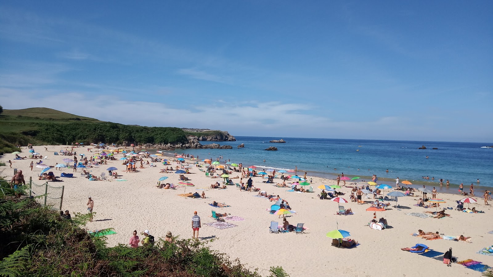 Zdjęcie Playa de Toranza z przestronna zatoka