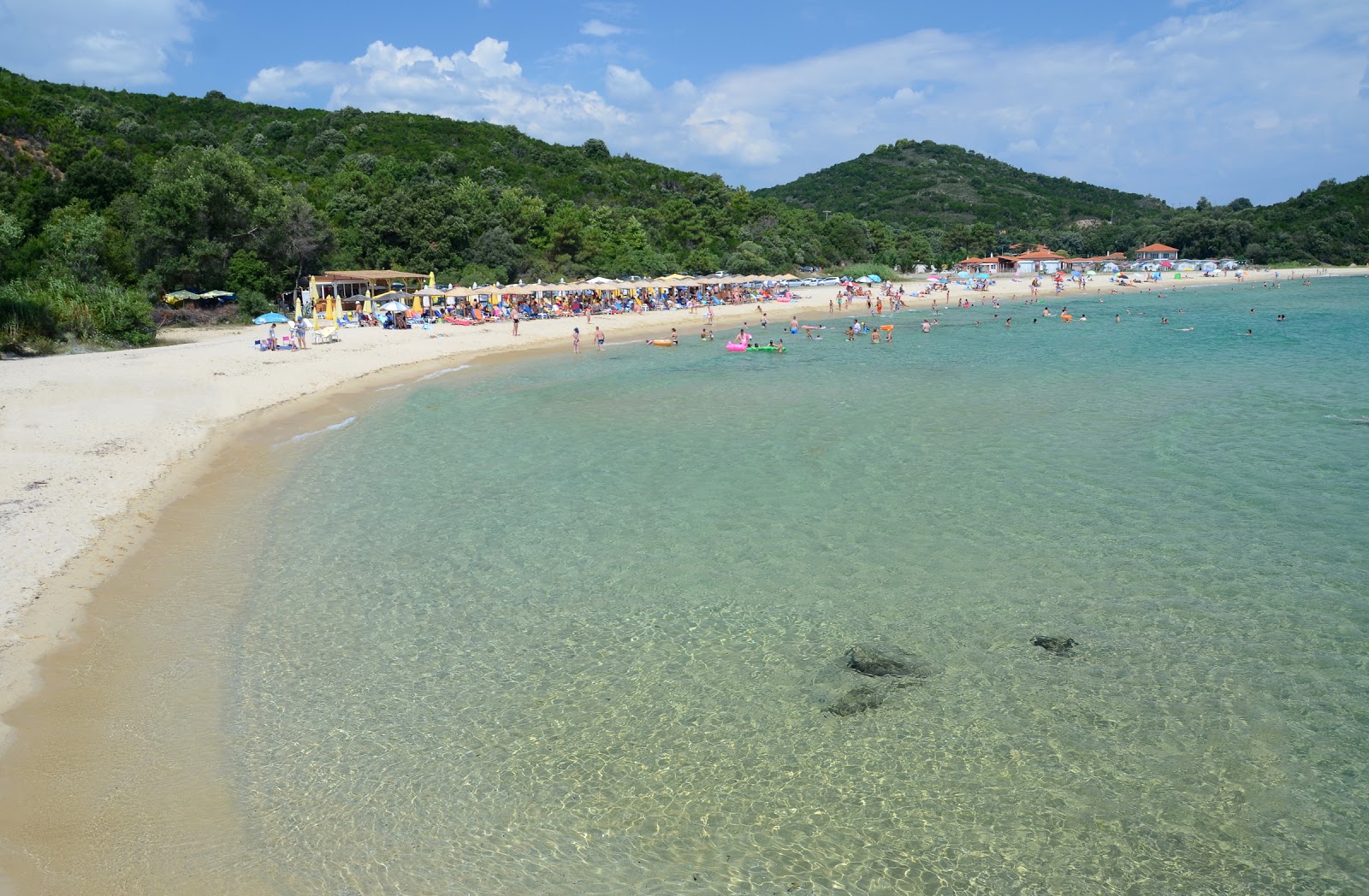 Foto de Praia da Babilônia com areia fina e brilhante superfície