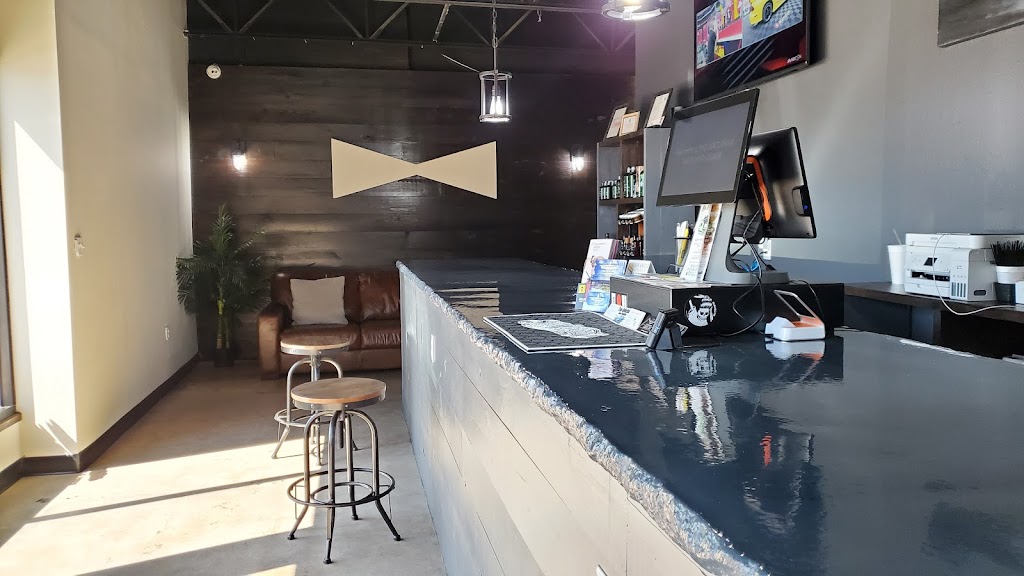 Gentlemans Salon and Lounge 76903