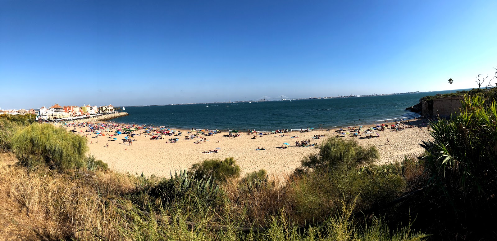 Playa de la Muralla的照片 带有宽敞的海湾
