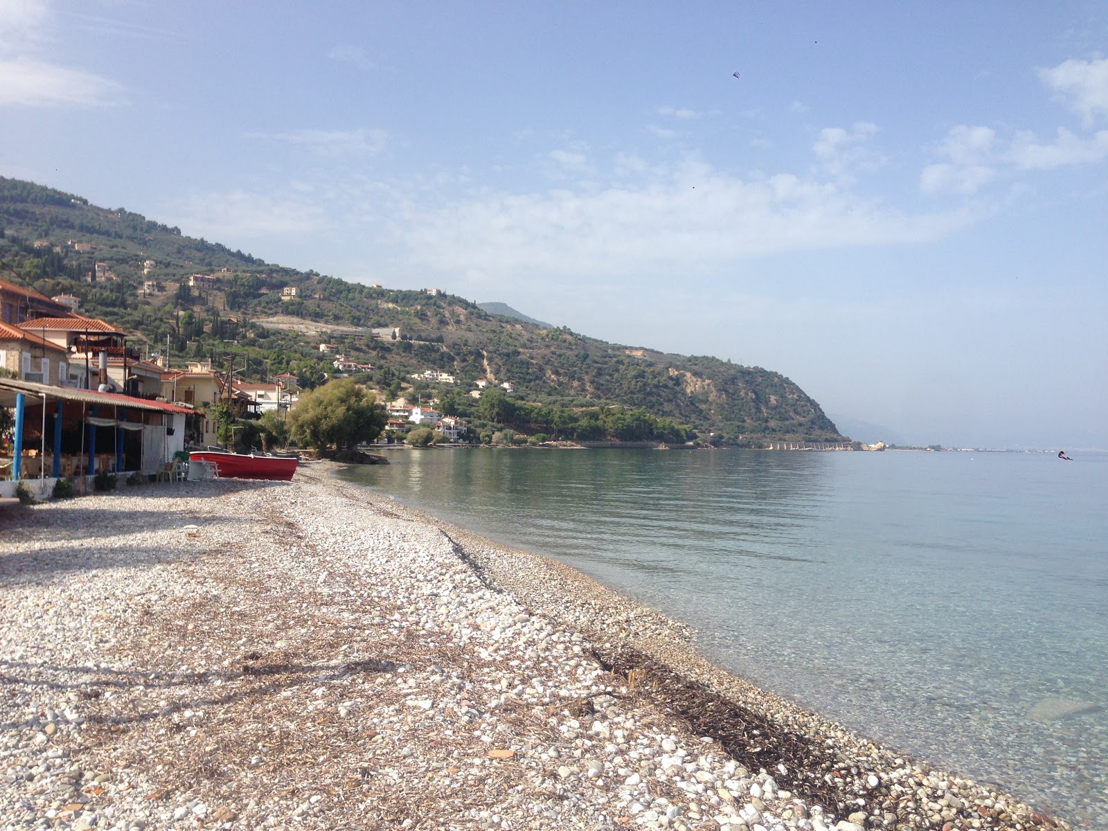 Foto von Platanos Strand mit grauer kies Oberfläche