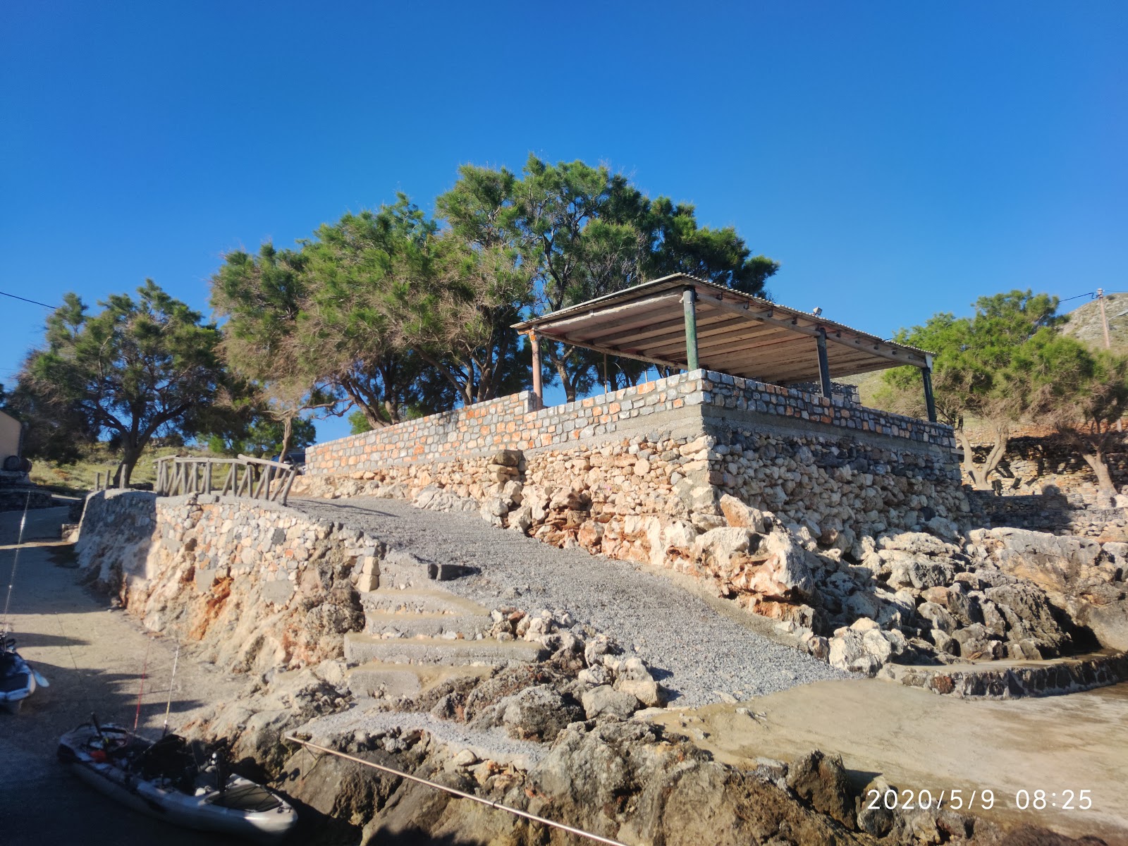 Photo of Omprogialos backed by cliffs