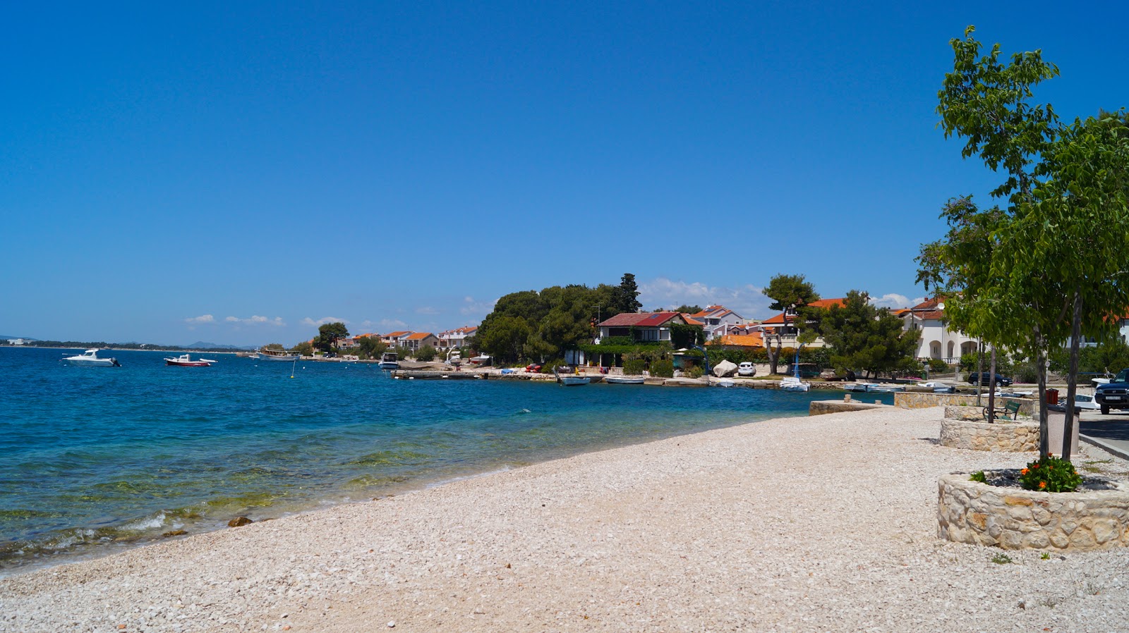 Foto von Brodarica beach mit beiger sand & kies Oberfläche