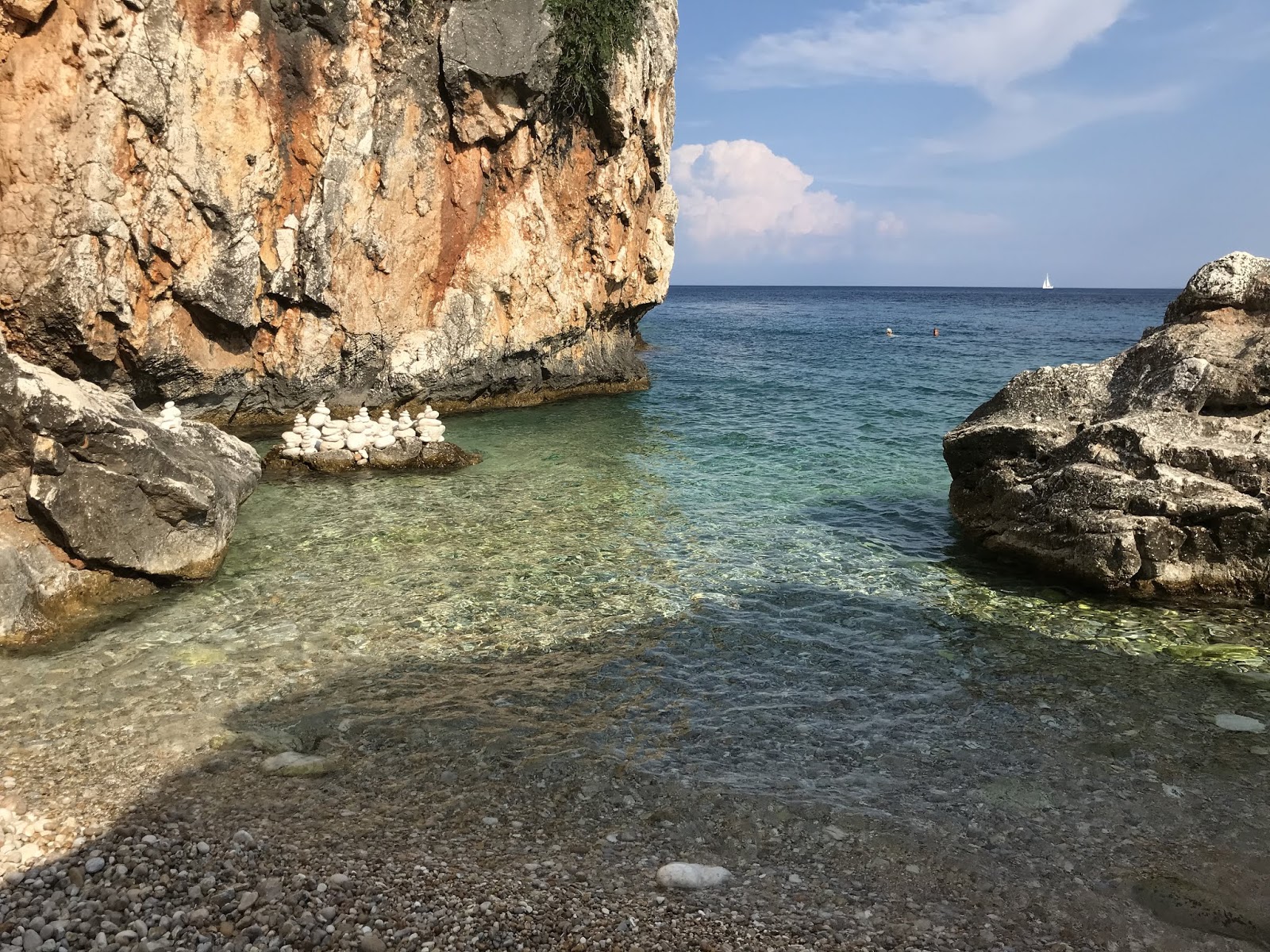 Photo de Skala beach II entouré de montagnes