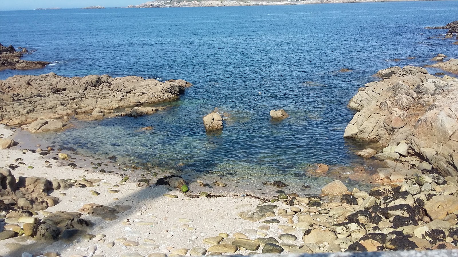 Praia de Lino'in fotoğrafı geniş bir kıyı şeridi ile birlikte