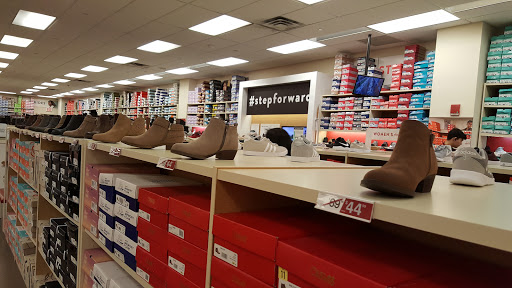 Shoe Store «Famous Footwear», reviews and photos, 40-24 College Point Blvd, Flushing, NY 11354, USA