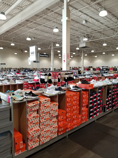 Shoe Store «DSW Designer Shoe Warehouse», reviews and photos, 4039 Richmond Rd, Warrensville Heights, OH 44122, USA