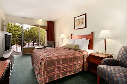 Travelodge by Wyndham Waukegan Gurnee image 8