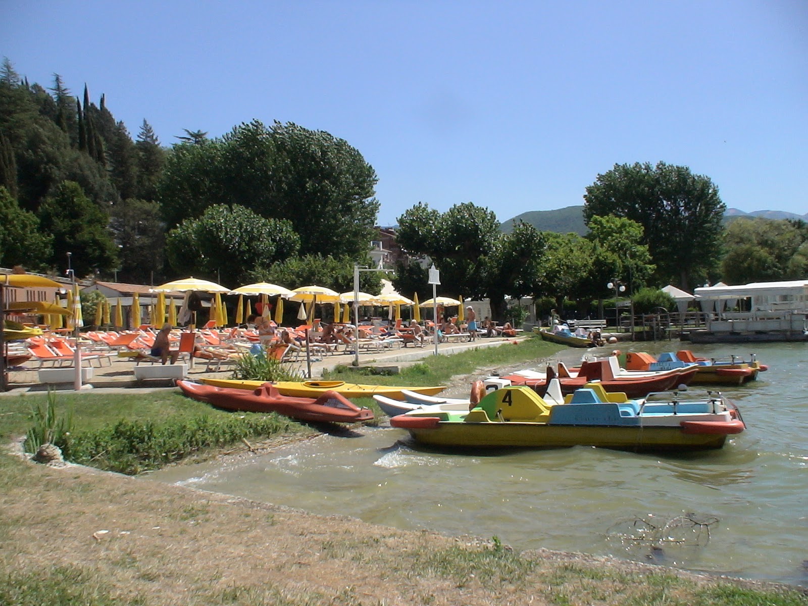 Fotografija Spiaggia Miralago Tour del Lago in naselje