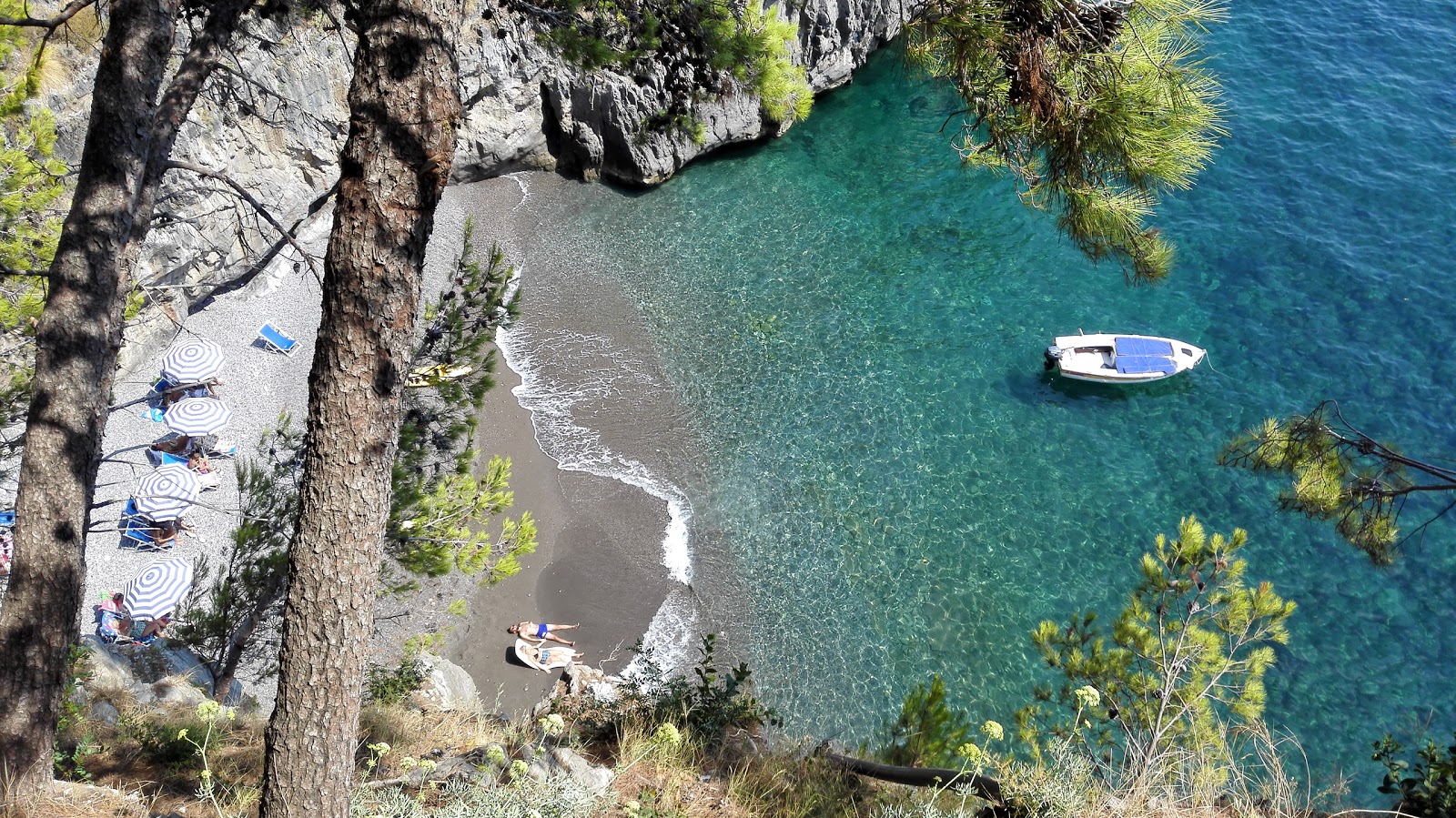 Foto von Positano beach III mit kleine, graue kiesel Oberfläche