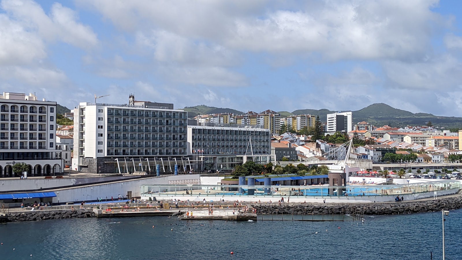 Piscinas do Pesqueiro'in fotoğrafı düz bir kıyı şeridi ile birlikte