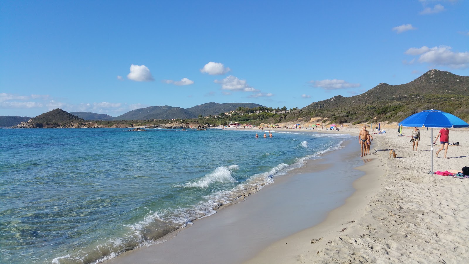 Santa Giusta Plajı'in fotoğrafı uçurumlarla desteklenmiş