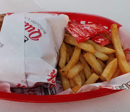 Quick burgers & fries Lola Beltran photo