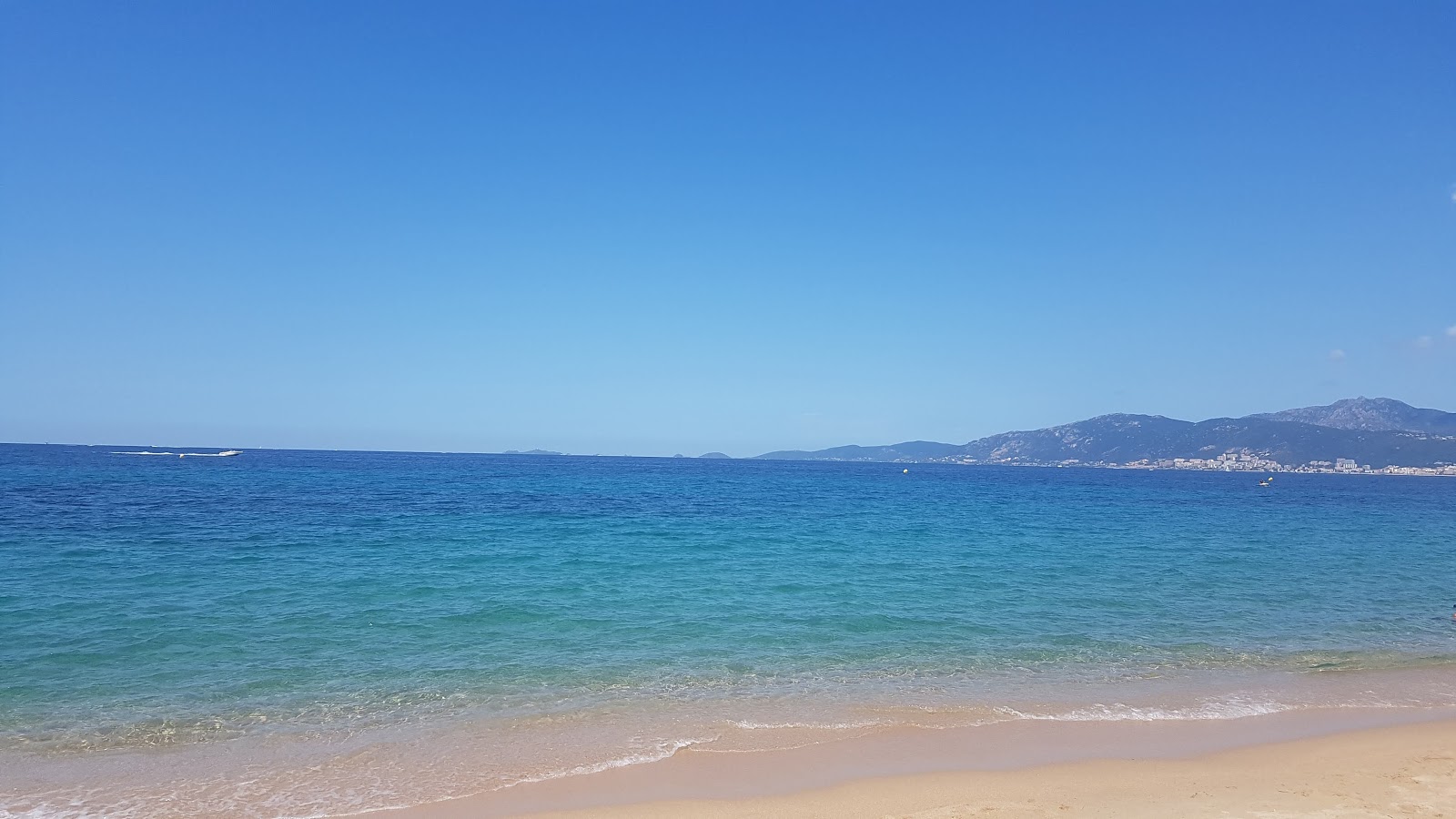 Foto von Agosta beach von Klippen umgeben