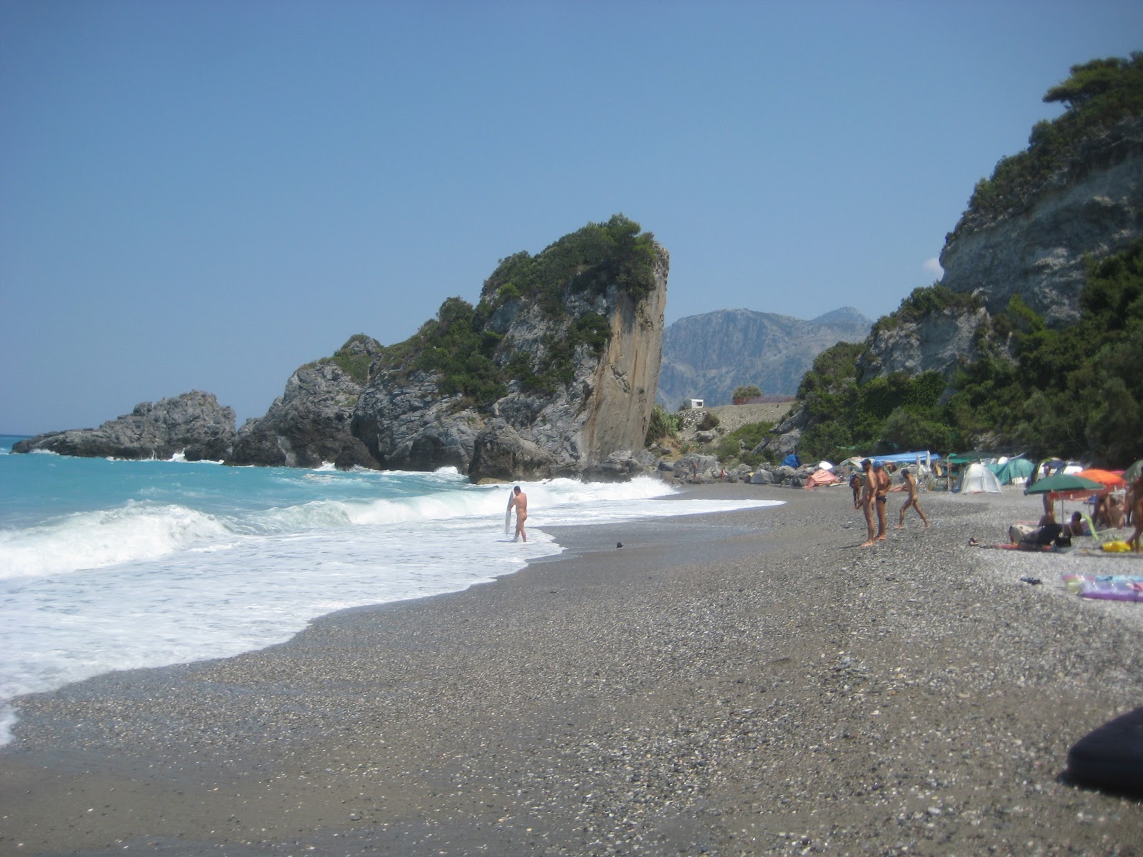 Foto de Praia de nudismo Xiliadoy com pequena baía