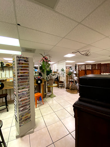 Furniture Store «3 Vintage Chicks», reviews and photos, 13012 N Cave Creek Rd, Phoenix, AZ 85022, USA