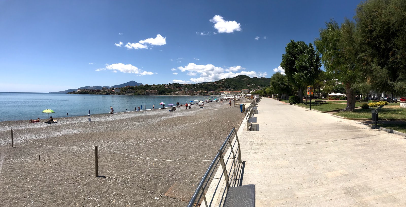 Valokuva Spiaggia di Sapri
ista. pinnalla ruskea kivi:n kanssa