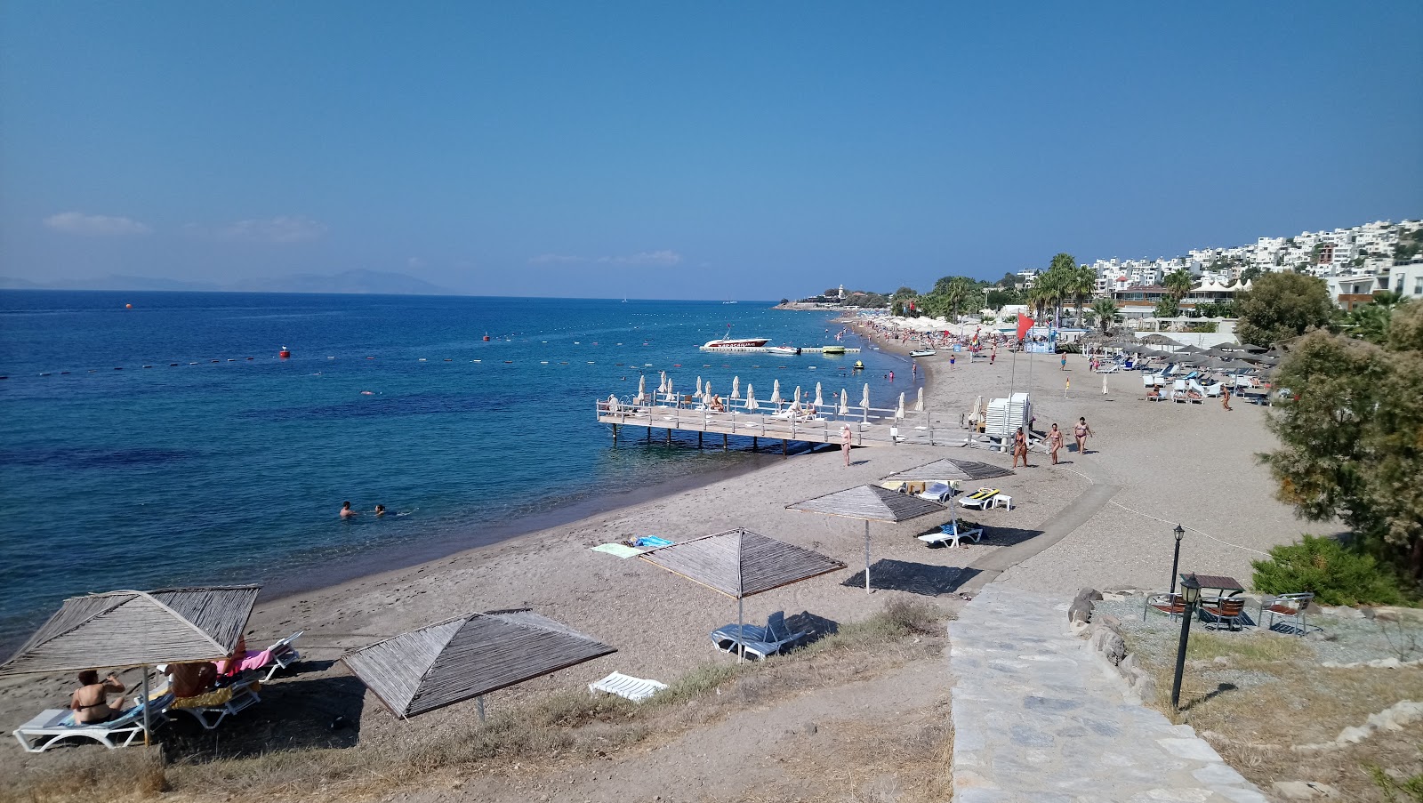 Foto de Playa Sahil con arena beige y guijarros superficie
