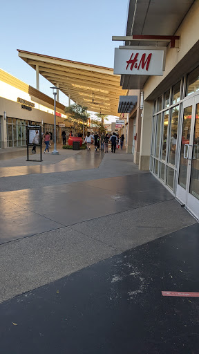 Clothing Store «H&M», reviews and photos, 6800 N 95th Ave, Glendale, AZ 85305, USA