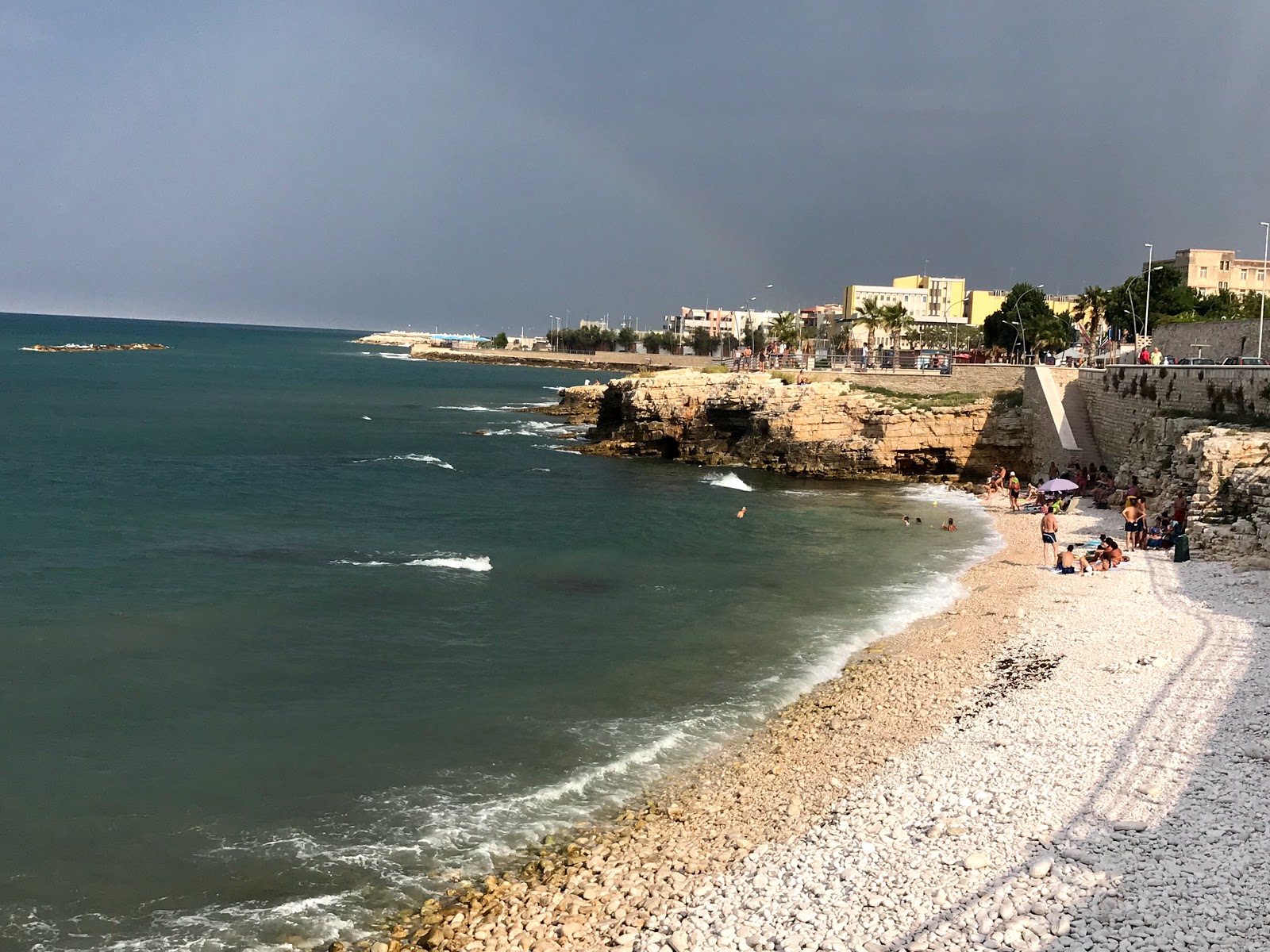 Spiaggia La Salata的照片 带有轻卵石表面