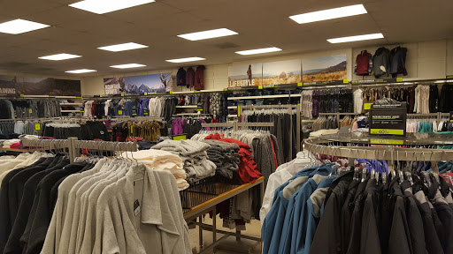 Clothing Store «Eddie Bauer Outlet», reviews and photos, 450 NW 257th Ave #200, Troutdale, OR 97060, USA
