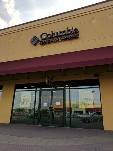 Shopping Mall «Johnson Creek Premium Outlets», reviews and photos, 575 Linmar Ln, Johnson Creek, WI 53038, USA