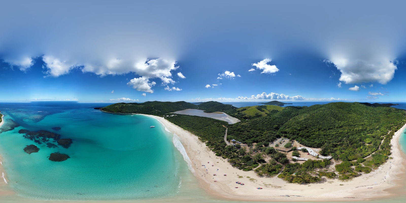 Fotografija Plaža Flamenco podprto z obalami