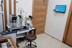 Nawawy Eye Center مركز د. مؤمن النواوي للعيون image
