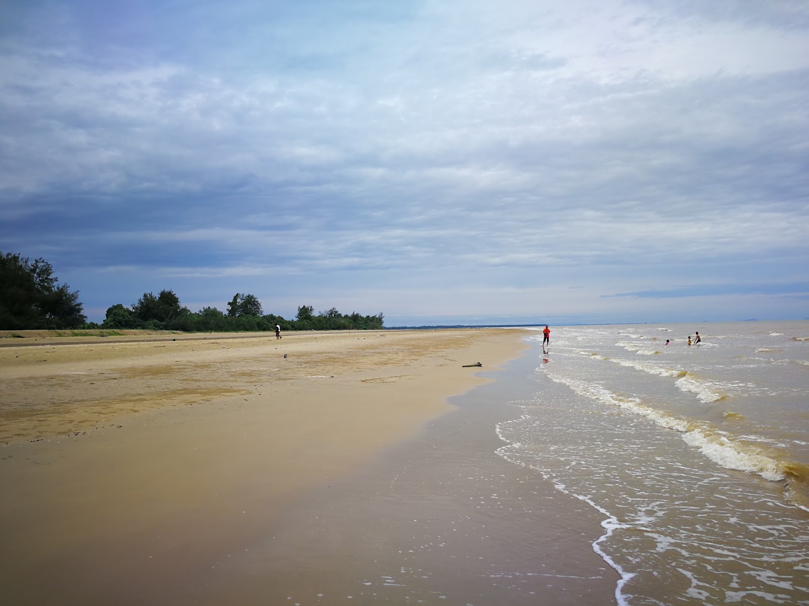 Foto van Tanjung Kembang Beach met recht en lang