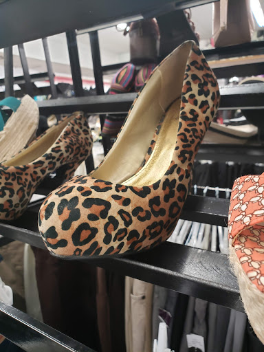 Thrift Store «Park Avenue Thrift», reviews and photos, 1021 Jesse Jewell Pkwy, Gainesville, GA 30501, USA