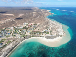Coral Bay Beach'in fotoğrafı imkanlar alanı
