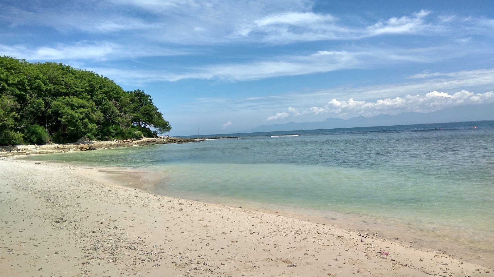 Gili Nangu Plajı'in fotoğrafı geniş bir kıyı şeridi ile birlikte