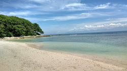 Gili Nangu Plajı'in fotoğrafı geniş bir kıyı şeridi ile birlikte