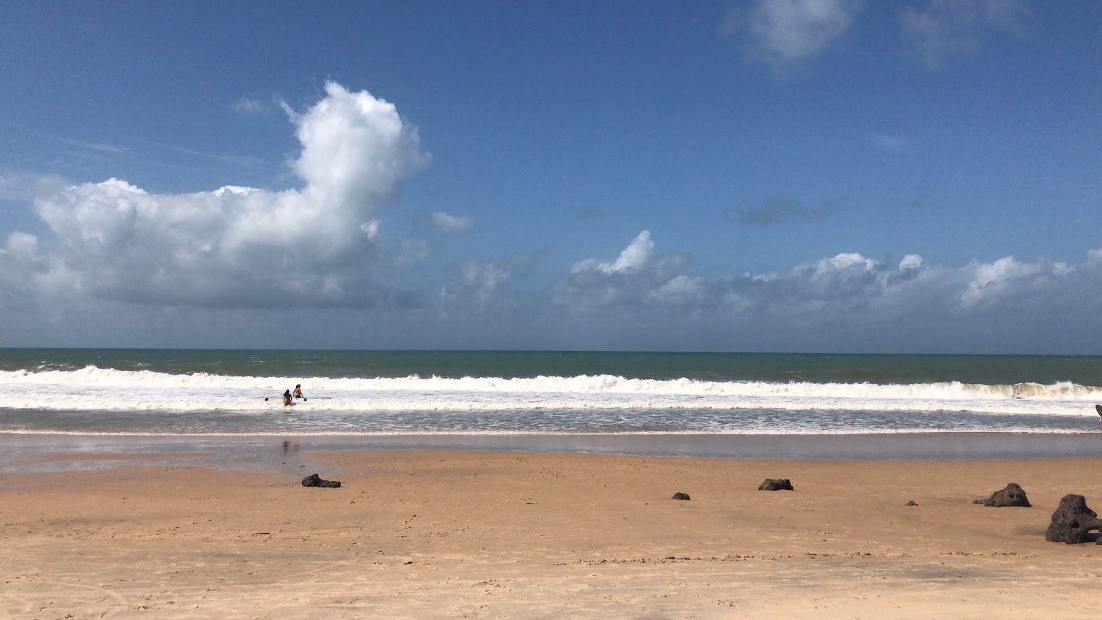 Photo de Plage de l'Amour entouré de montagnes